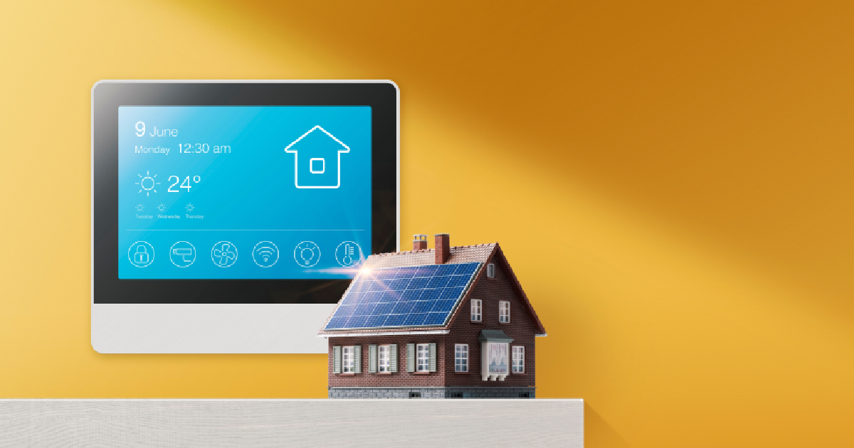 Een modelwoning met zonnepanelen en een controlepaneel waarmee iemand de prestaties van een zonnepaneelinstallatie, omvormer en thuisbatterij kan monitoren.