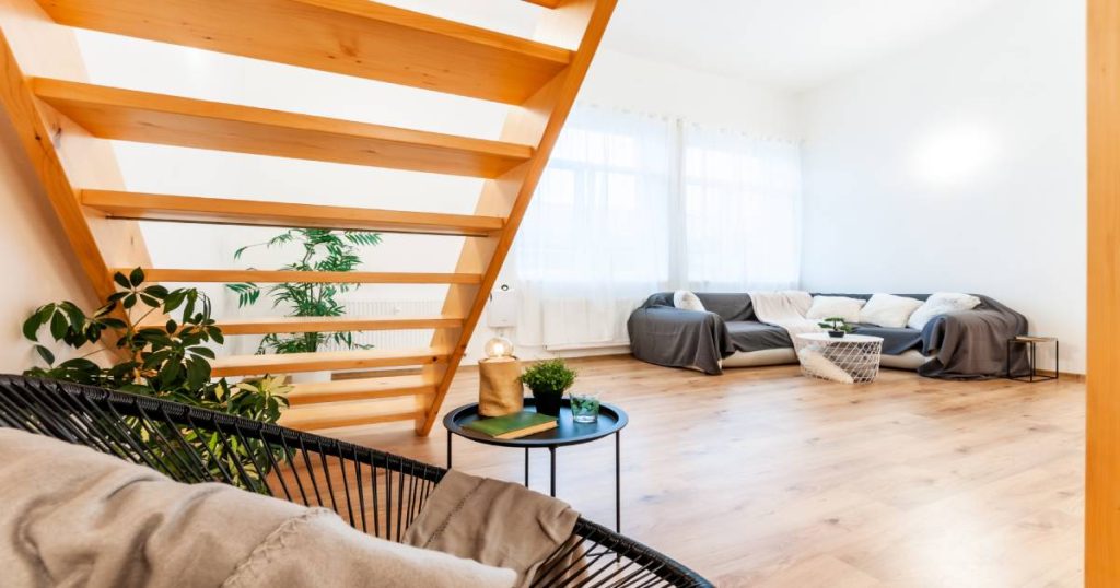 houten ruimtebesparende steektrap