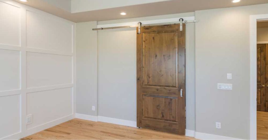 Houten schuifdeuren hangend.