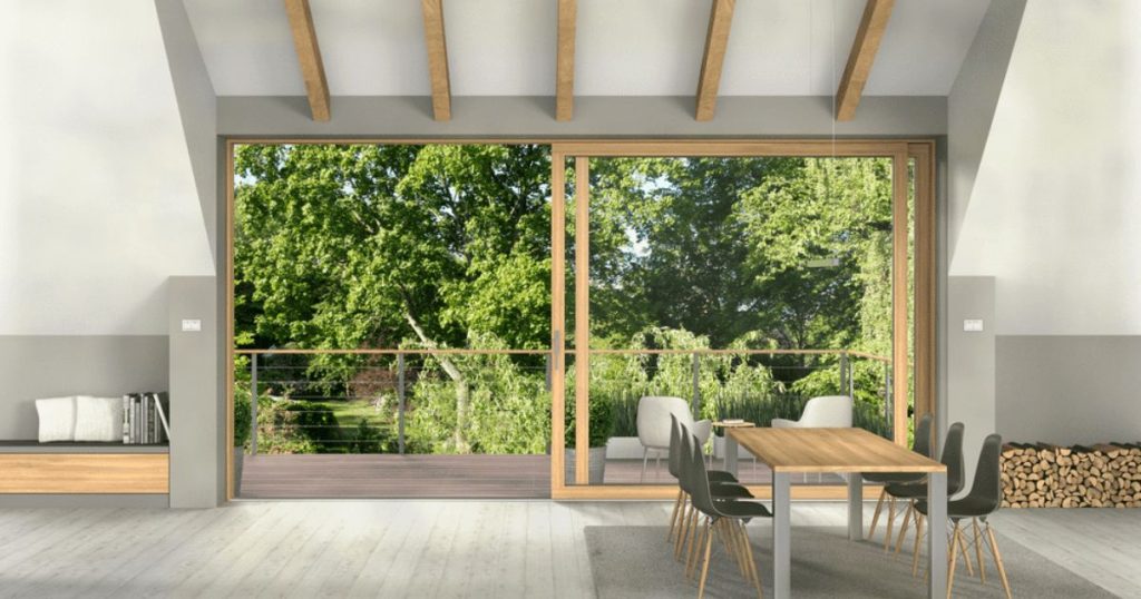 Hefschuifpuien in een moderne woning met houten kozijnen. 