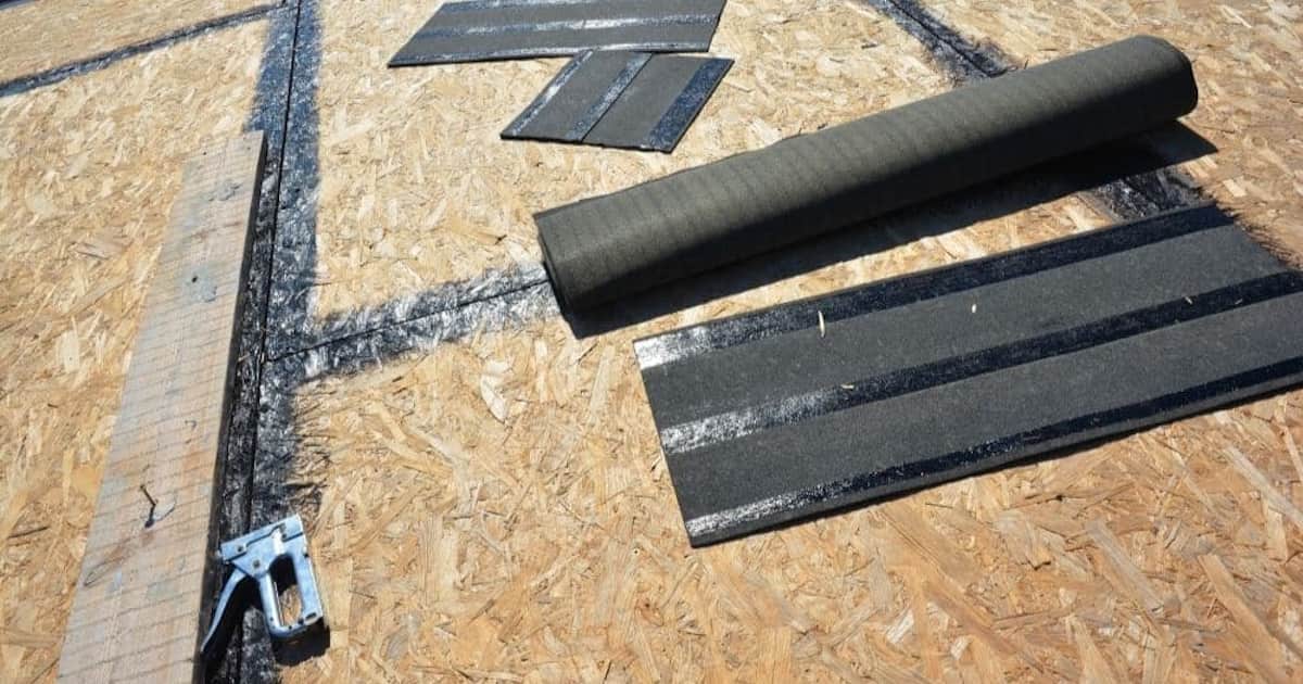 Isolatie gemaakt van houtvezels. Op de isolatie liggen wat materialen waarmee de houtvezelplaten luchtdicht worden afgewerkt.