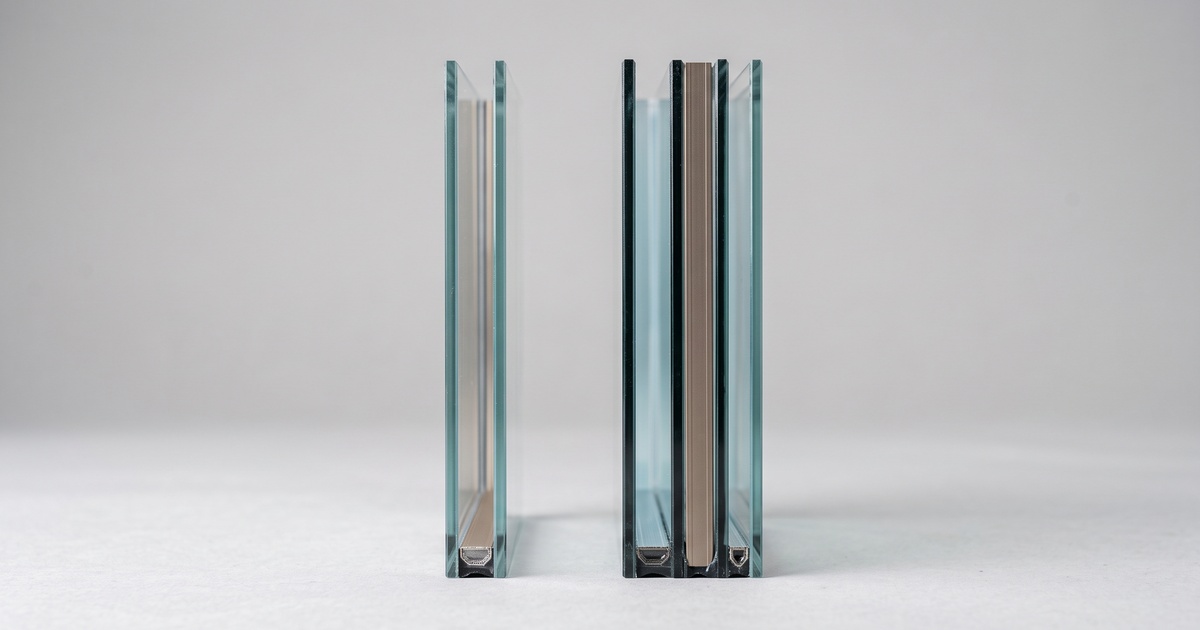 HR++ glas met twee ruiten naast triple glas met drie ruiten, op de kant gezet zodat de dikte zichtbaar is