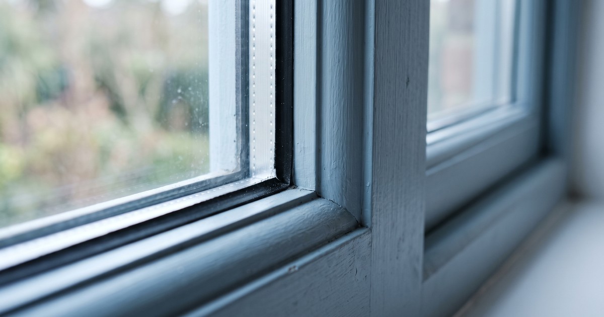 Isolerende beglazing met afstandhouder in een geschilderd houten kozijn