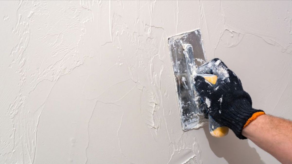 Een gevelspecialist is een muur aan het witkalken.