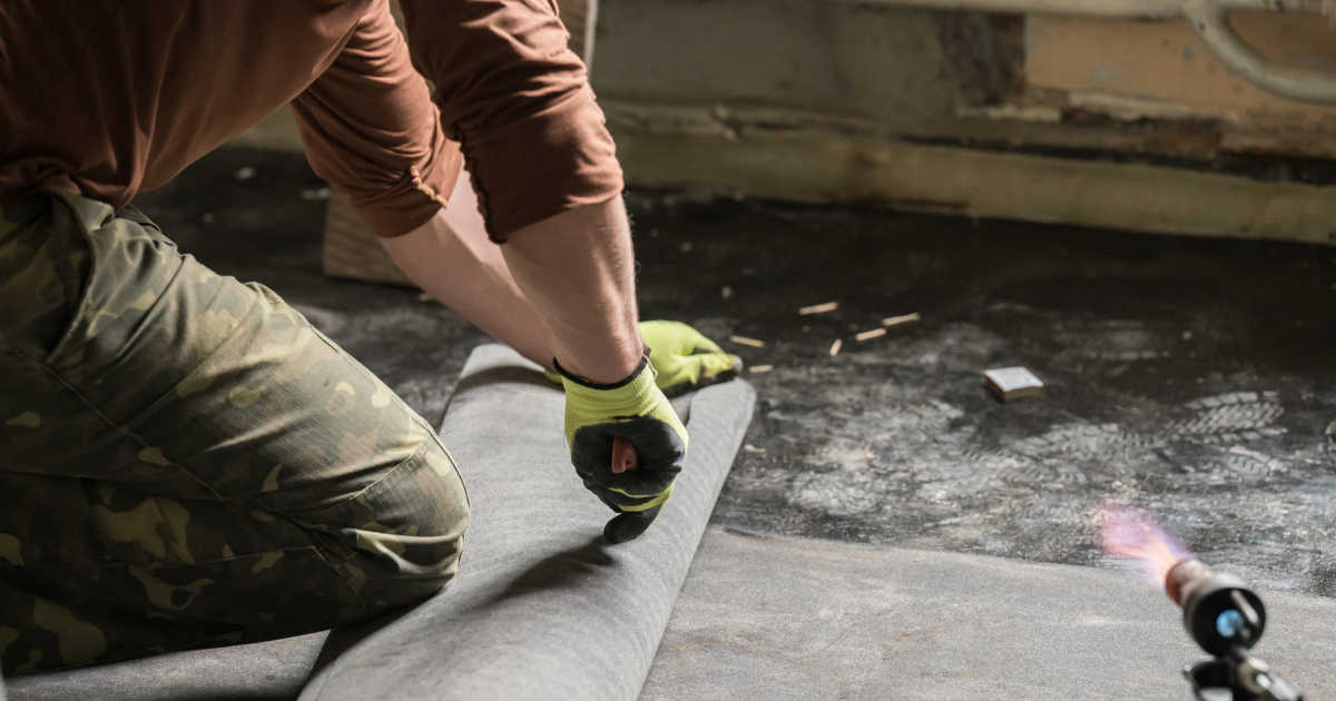 Soepele kelderbekuiping met een laag bitumen wordt aangebracht