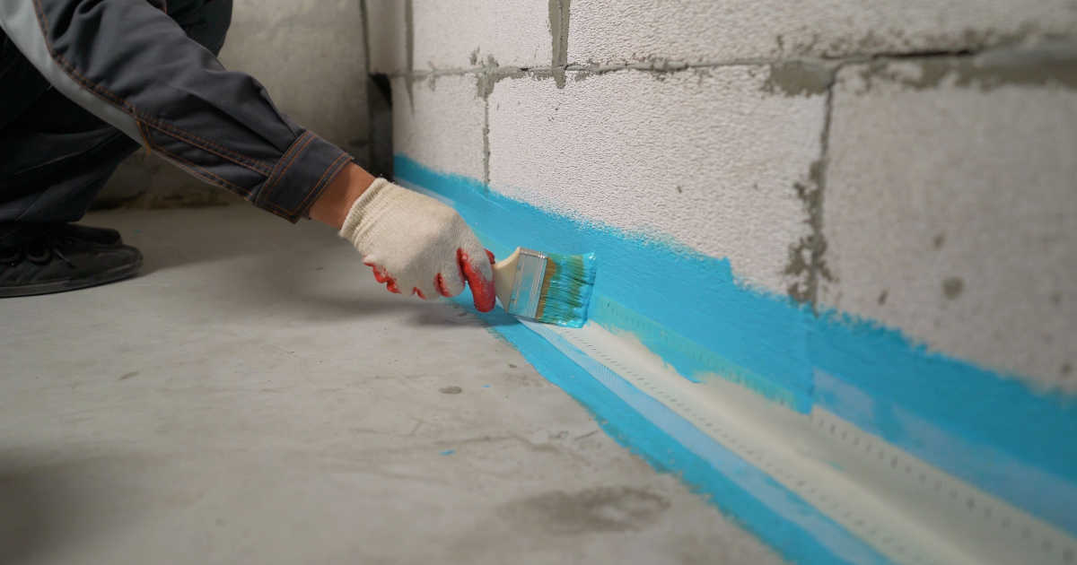 De voegen van de keldervloer worden waterdicht gemaakt