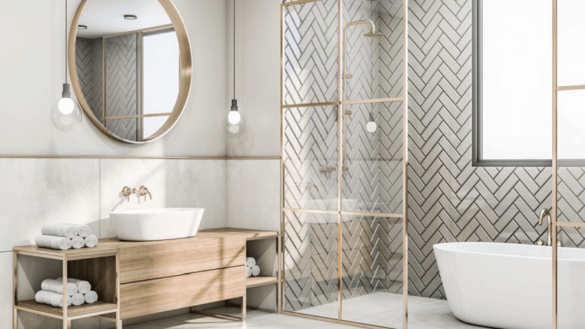 Een moderne badkamer met steenstrips op de muur. 