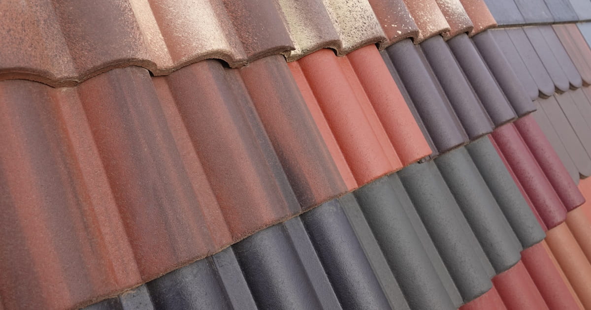Voorbeelden van keramische dakpannen in verschillende kleuren en uitvoeringen