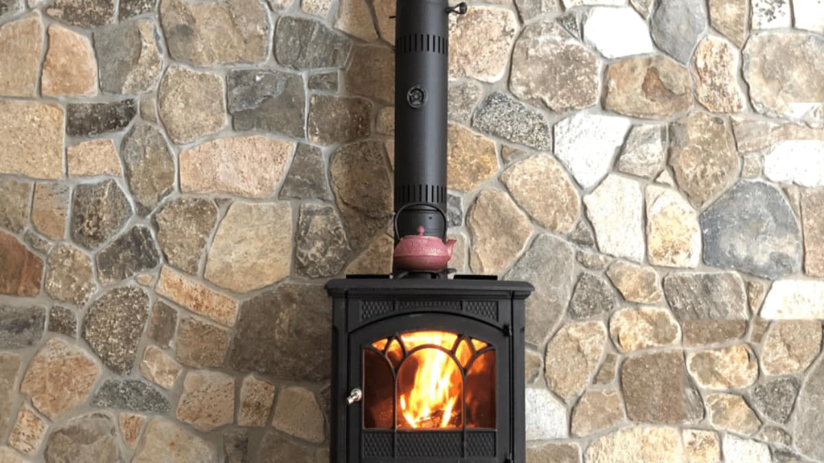 Steenstrips met het uiterlijk van een stenen wand achter een open haard. 