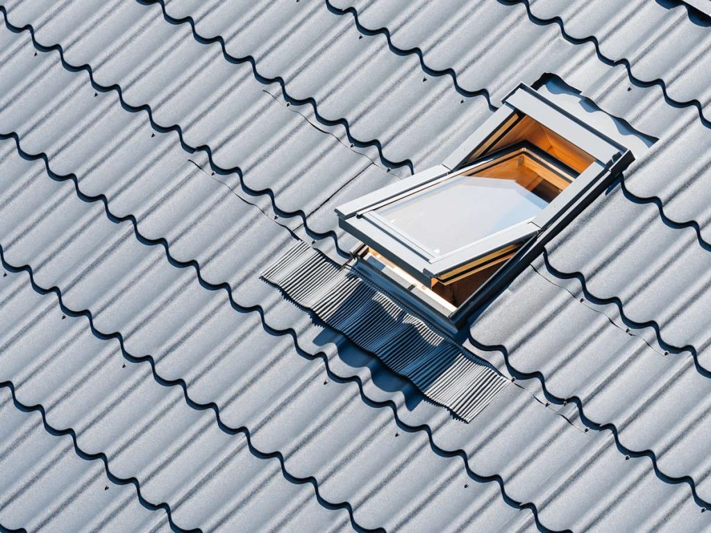 klein zolderdakraam aan buitenzijde dak