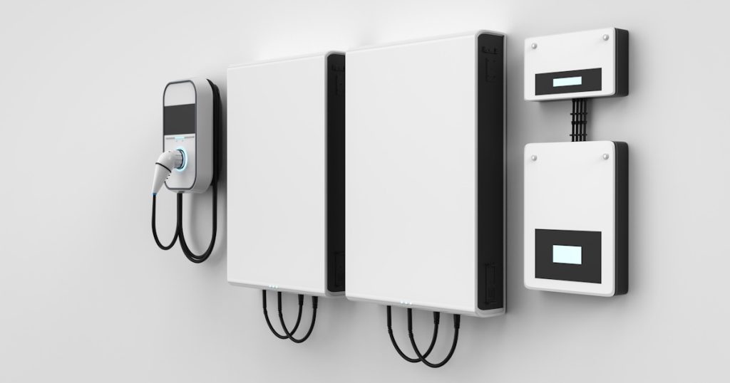 Een dubbele, witte thuisbatterij. Bij het systeem hoort ook nog een oplaadsysteem voor een elektrische auto.
