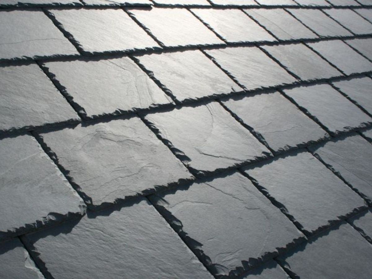 Gevel met kunstleien in een strak vierkant patroon, donkergrijs van kleur met natuurlijke structuur.