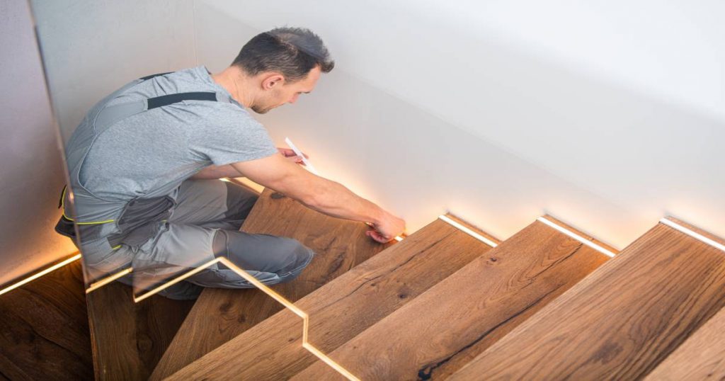 Monteur plaatst trapverlichting 