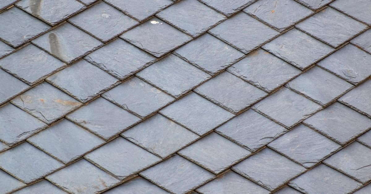 Dakbedekking gemaakt van grijze leien in een horizontale opstellen