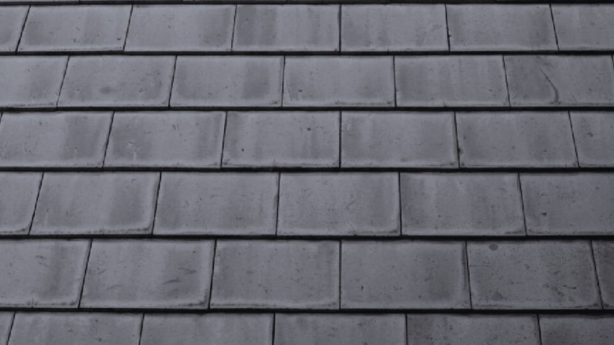 Close-up van vlakke betonnen dakpannen, dakbedekking met een levensduur van tot zo'n 50 jaar.