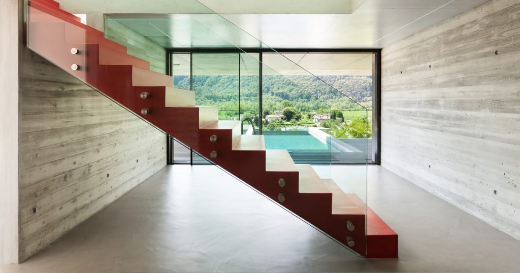 massieve rode trap in modern huis