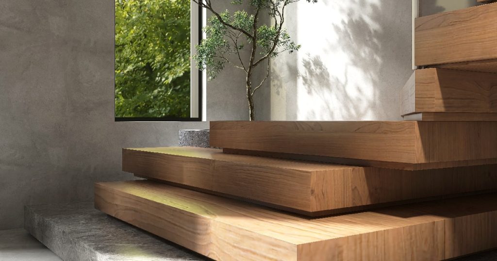 Een moderne, bijzondere houten trap. Achter de trap staat een klein boompje, door het raam achter de houten trap is het gebladerte van een grotere boom zichtbaar.