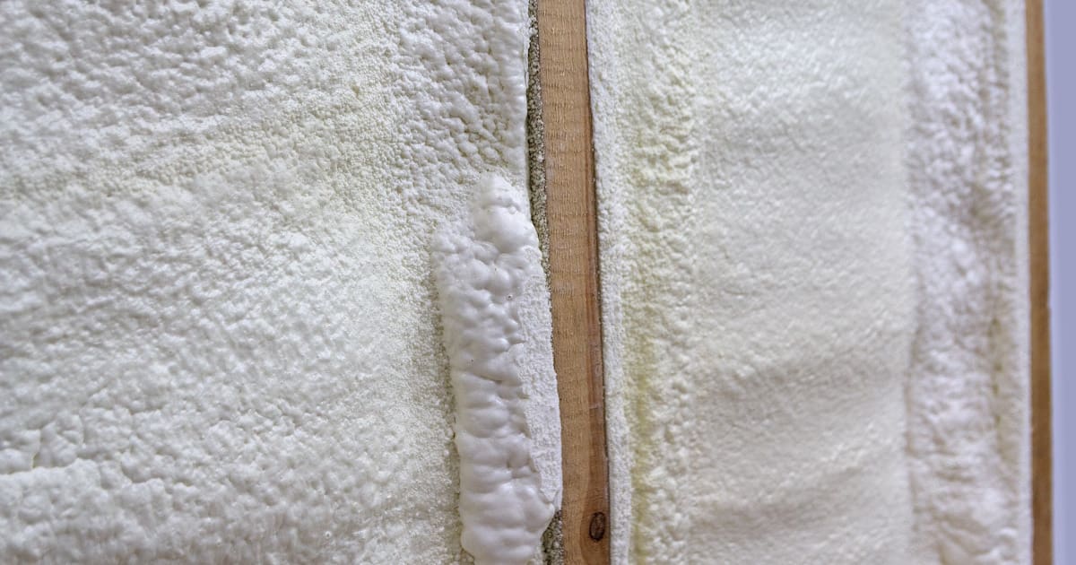 Een close-up van PUR-schuim op het moment dat het volledig is uitgehard. Er is een naadloze isolatielaag ontstaan