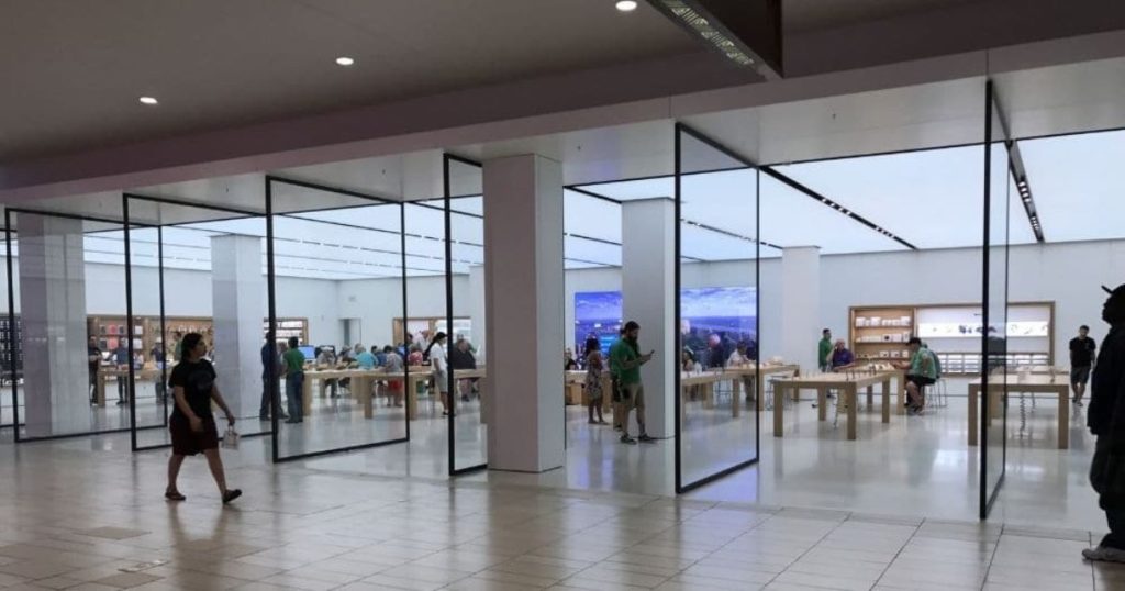 Taatsdeuren met zwarte kozijnen in een moderne winkel.