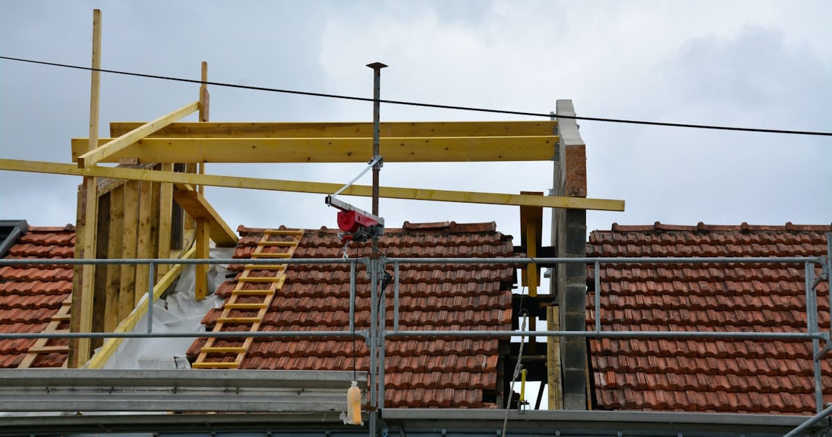 Het houten skelet van een opbouw op een bestaand schuin dak