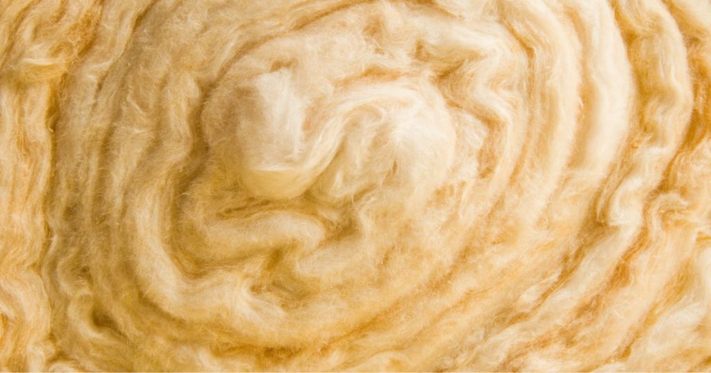 Close-up van minerale wol (rotswol of glaswol), een materiaal dat vaak gebruikt wordt voor het isoleren van platte en hellende daken.