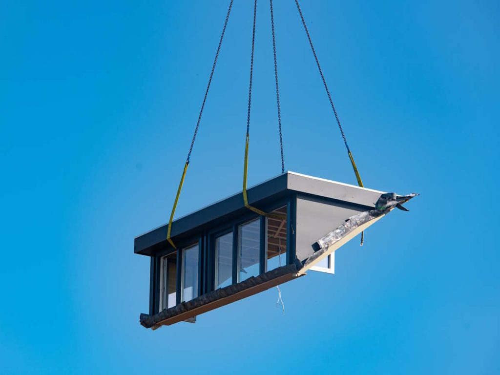 prefab dakkapel die wordt geïnstalleerd