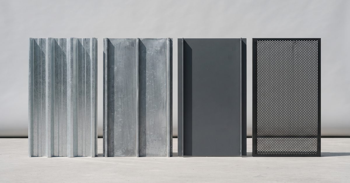 Vier profielen metalen gevelbeplating naast elkaar: damwand, felsbaan, vlakke cassette en geperforeerd paneel