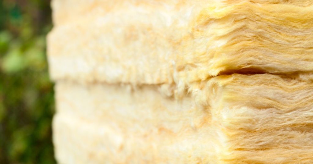 Close-up van glaswol, een soort dakisolatie met een rd-waarde van gemiddeld 0,27 M2K/W per centimeter.