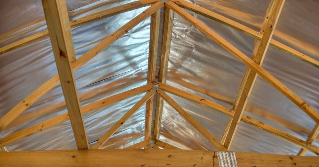 Binnenkant van een hellend dak met dakisolatie met een hoge Rd-waarde of R-waarde.