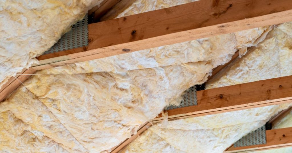 Binnenkant van een dak met dakisolatie met een goede Rd-waarde.