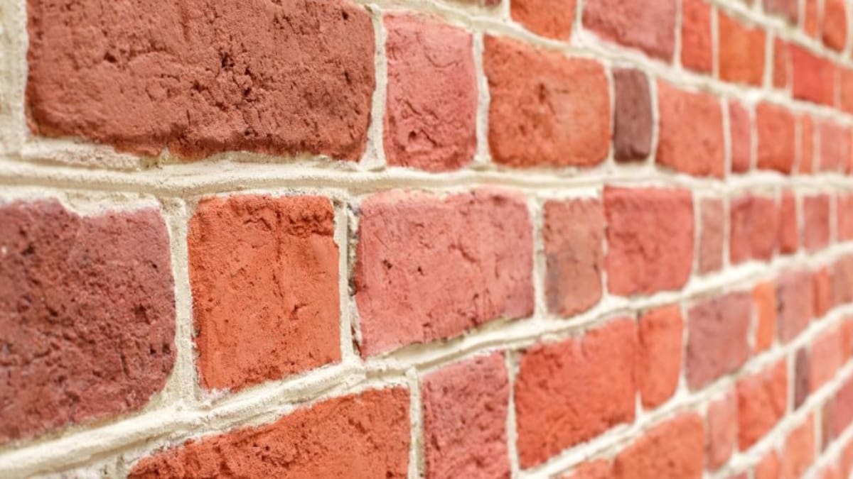 Een gevel met rode renovatie bakstenen. 