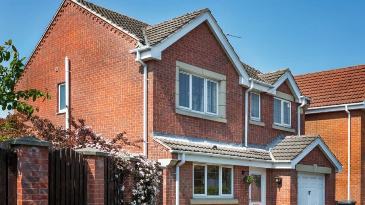 Een woning met roodkleurige gevelstenen. 