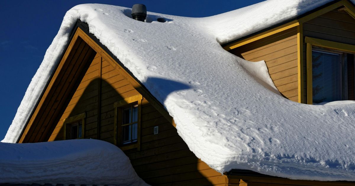 Een sarkingdak onder een dikke laag sneeuw. De dikke isolatielaag in het sarkingdak zorgt voor een optimale bescherming tegen zowel hoge als lage temperaturen, en alle vormen van neerslag én wind.
