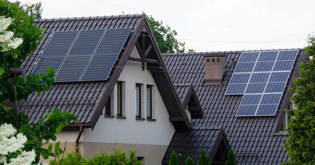 Een sarkingdak met zonnepanelen en dakpannen.