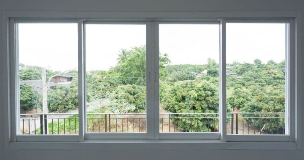 Schuiframen met uitzicht op bomen