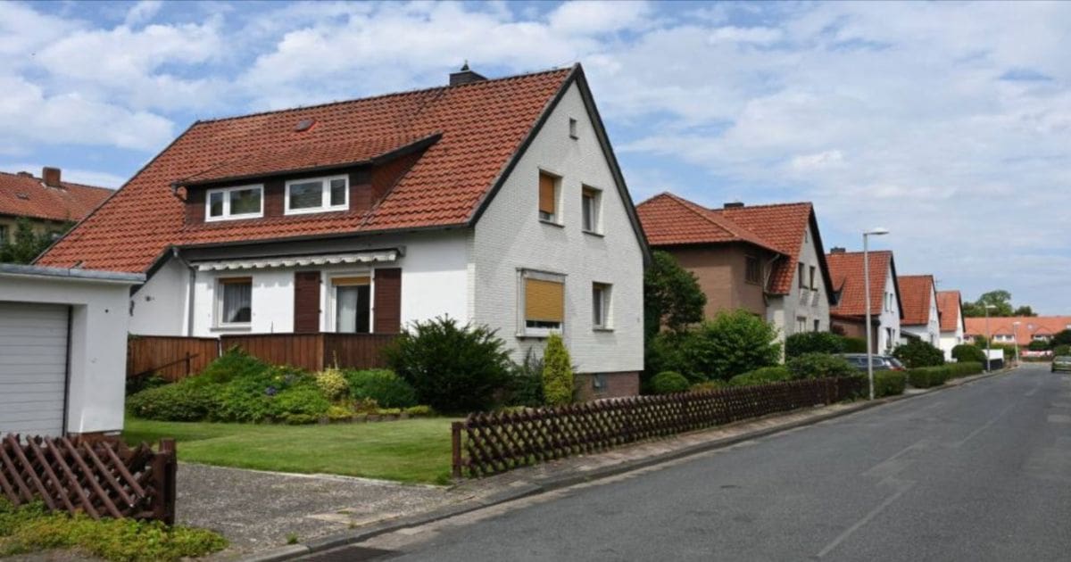 Een huis in een woonwijk is volledig afgewerkt met sierpleister.