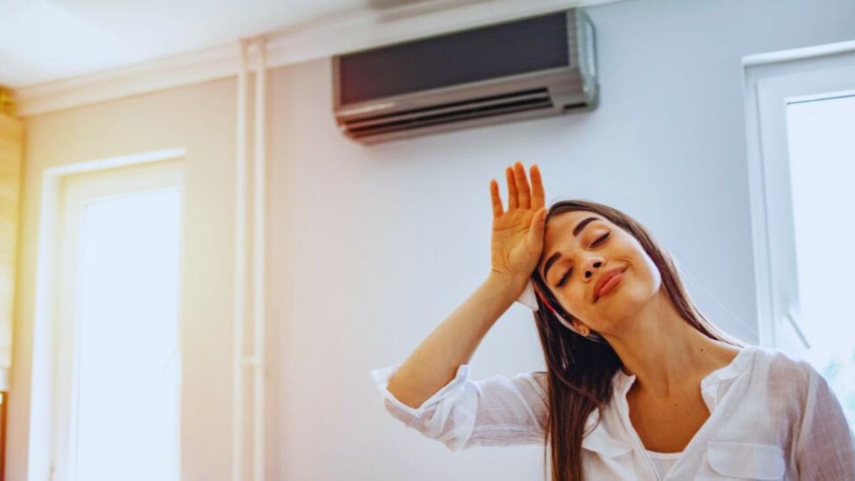 Een vrouw die haar hand op haar voorhoofd zet vanwege de hitte