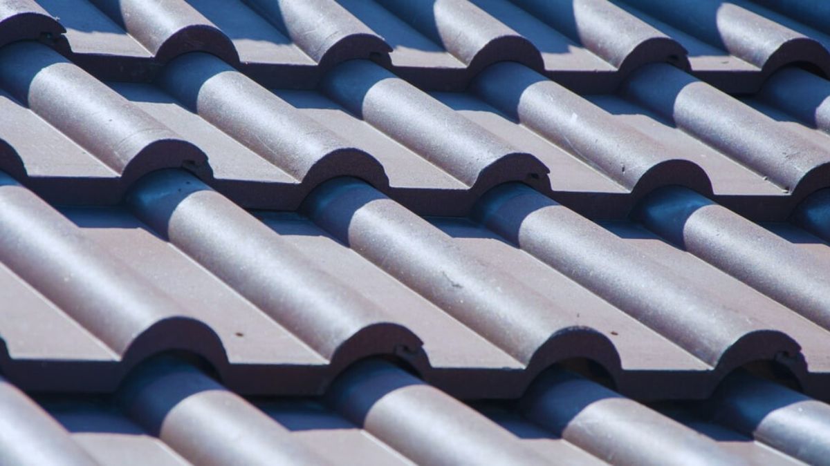 Gewelfde betonnen dakpannen, ook wel bekend als de sneldekpan.