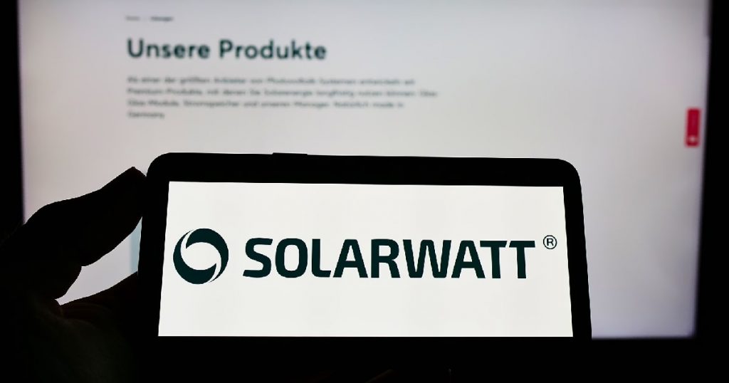 Het logo van SOLARWATT, een Duits bedrijf dat zich specialiseert in de productie van zonnepanelen en thuisbatterijen.