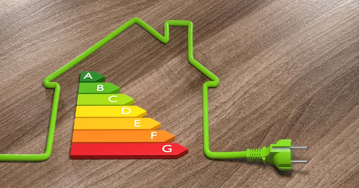 Een groene stekker in de vorm van een huis en een rijtje energielabels
