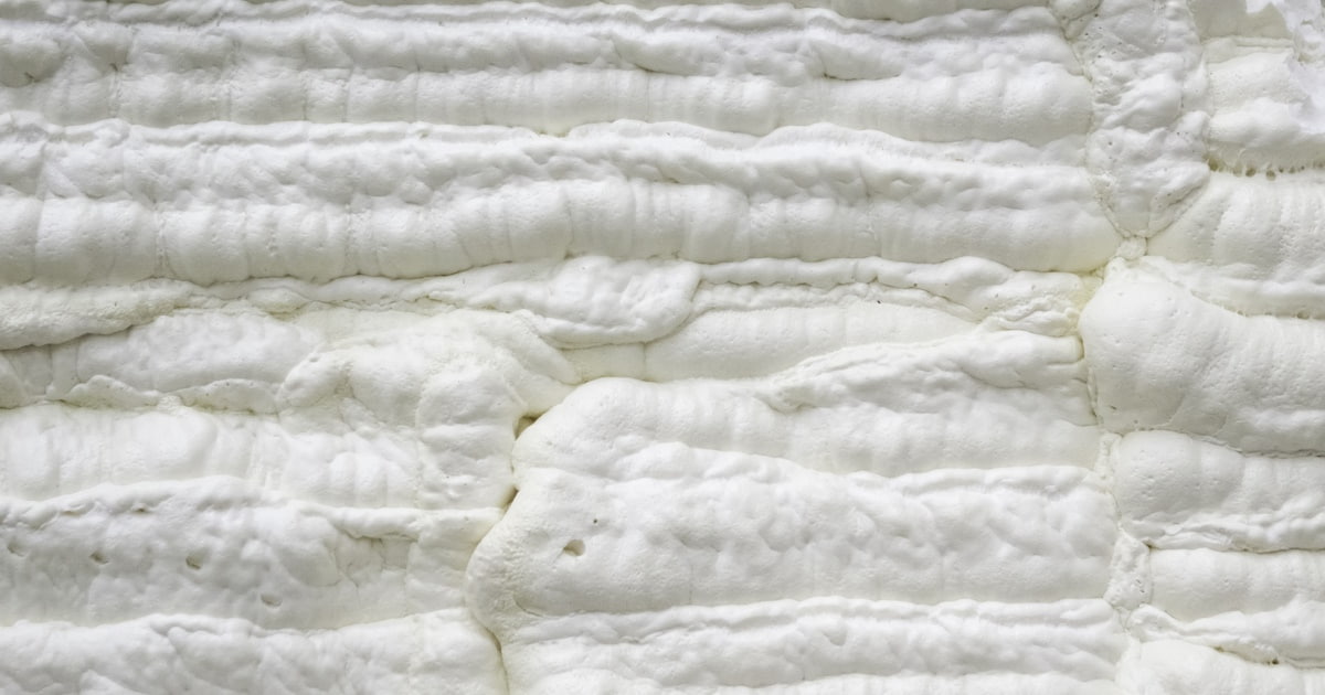 Een close-up van isolatieschuim waar je een spouwmuur mee kunt isoleren. Het schuim is wit van kleur