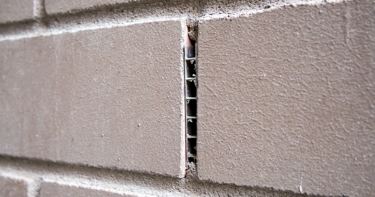 Een stootvoeg zorgt in een bakstenen muur voor ventilatie