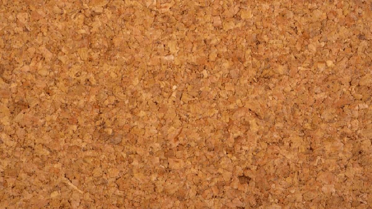 Een close-up van een plaat gemaakt van spuitkurk. De spuitkurk heeft een bruine kleur.