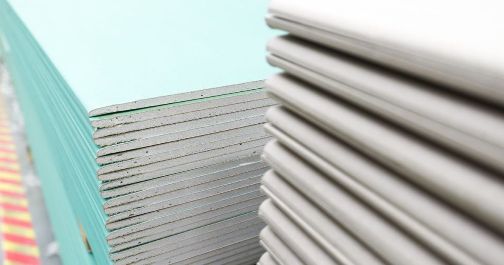 Een stapel drukvaste isolatieplaten uit wit hardschuim met een lichtblauw omhulsel.