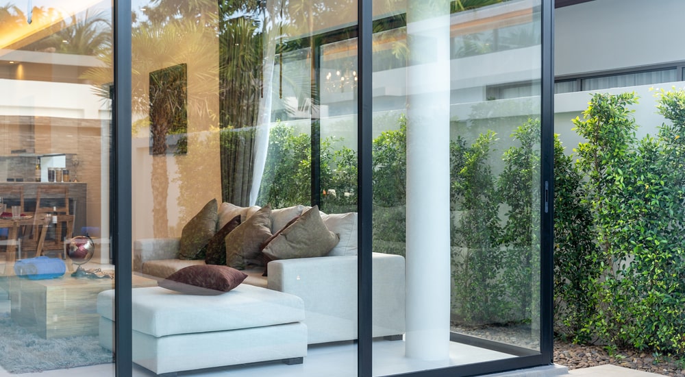 Steellook deuren in een woonkamer