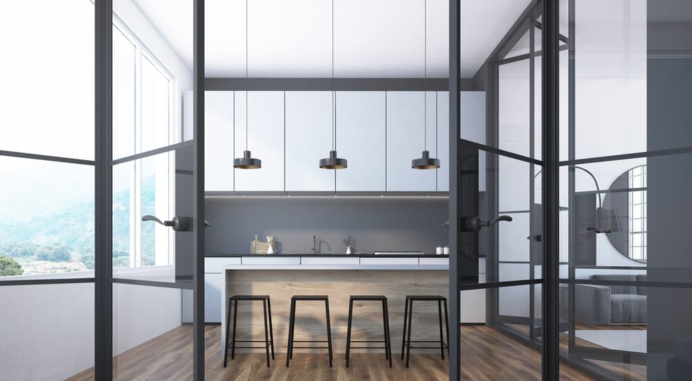 Een steellook deur in een keuken