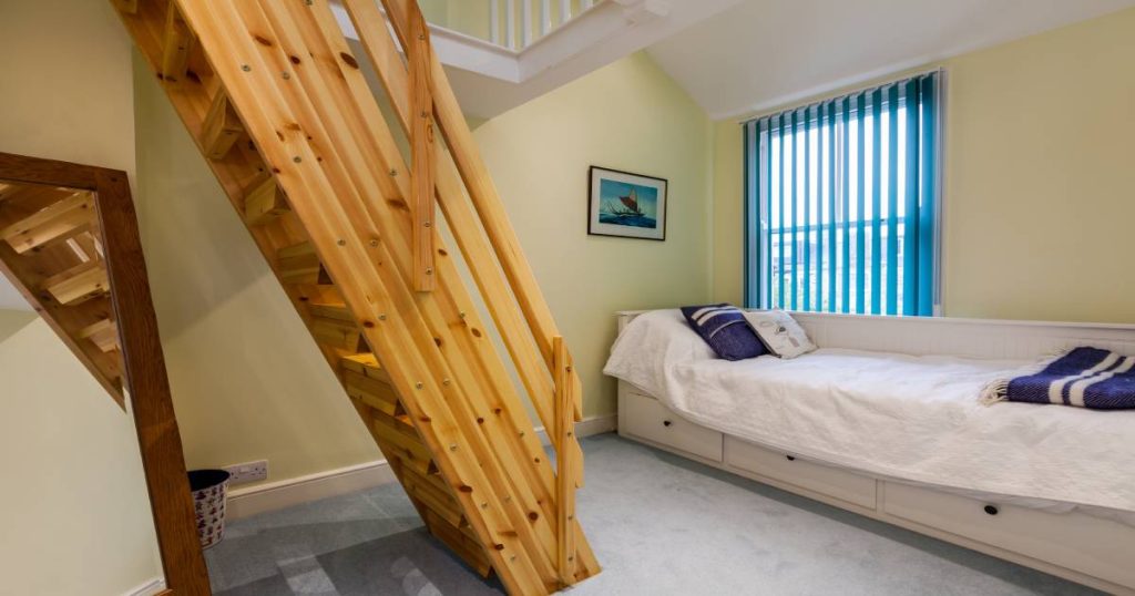 steile houten trap in slaapkamer