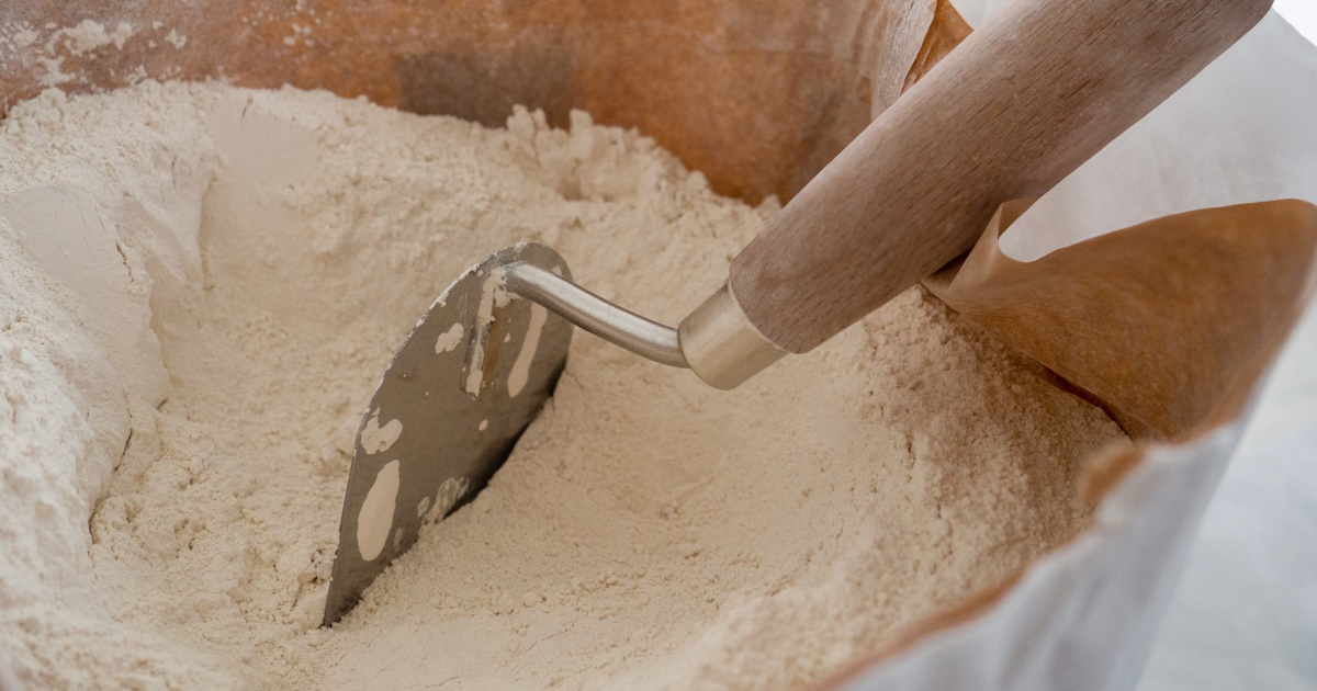 Poederstuc met een troffel.