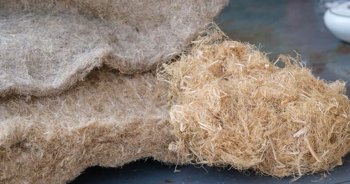 Een close-up van isolatiemateriaal gemaakt van minerale wol waarmee een spouwmuur geïsoleerd kan worden