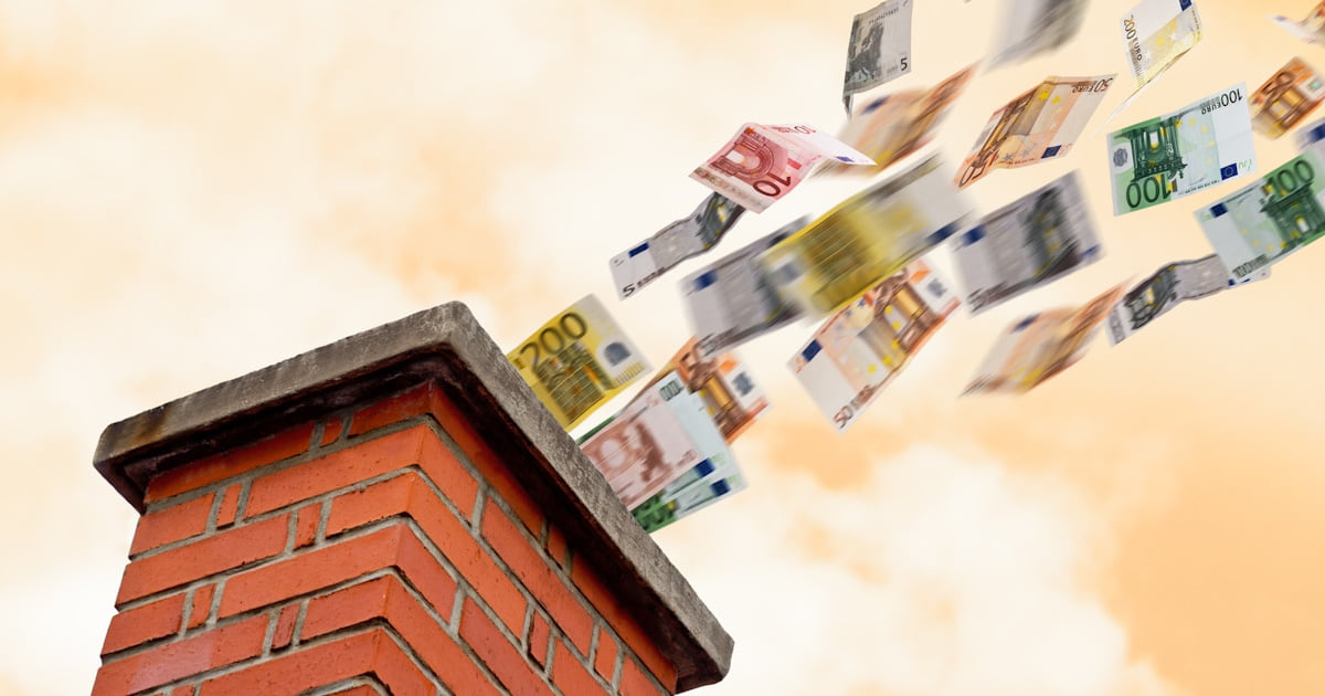 Eurobiljetten vliegen uit een schoorsteen gemaakt van baksteen. Op de achtergrond een gele lucht